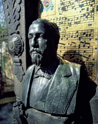 Busto de retrato de Alexander Borodin (1833-1887) de seu túmulo (bronze)